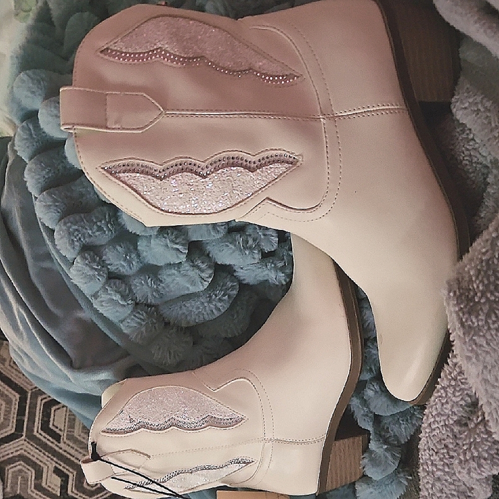 White Ankle Boots with Wavy Stitching and Pointed Toe
